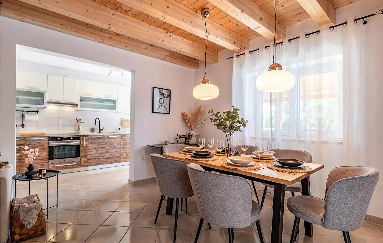 Lovely Home In Lukoran With Wifi 0*,